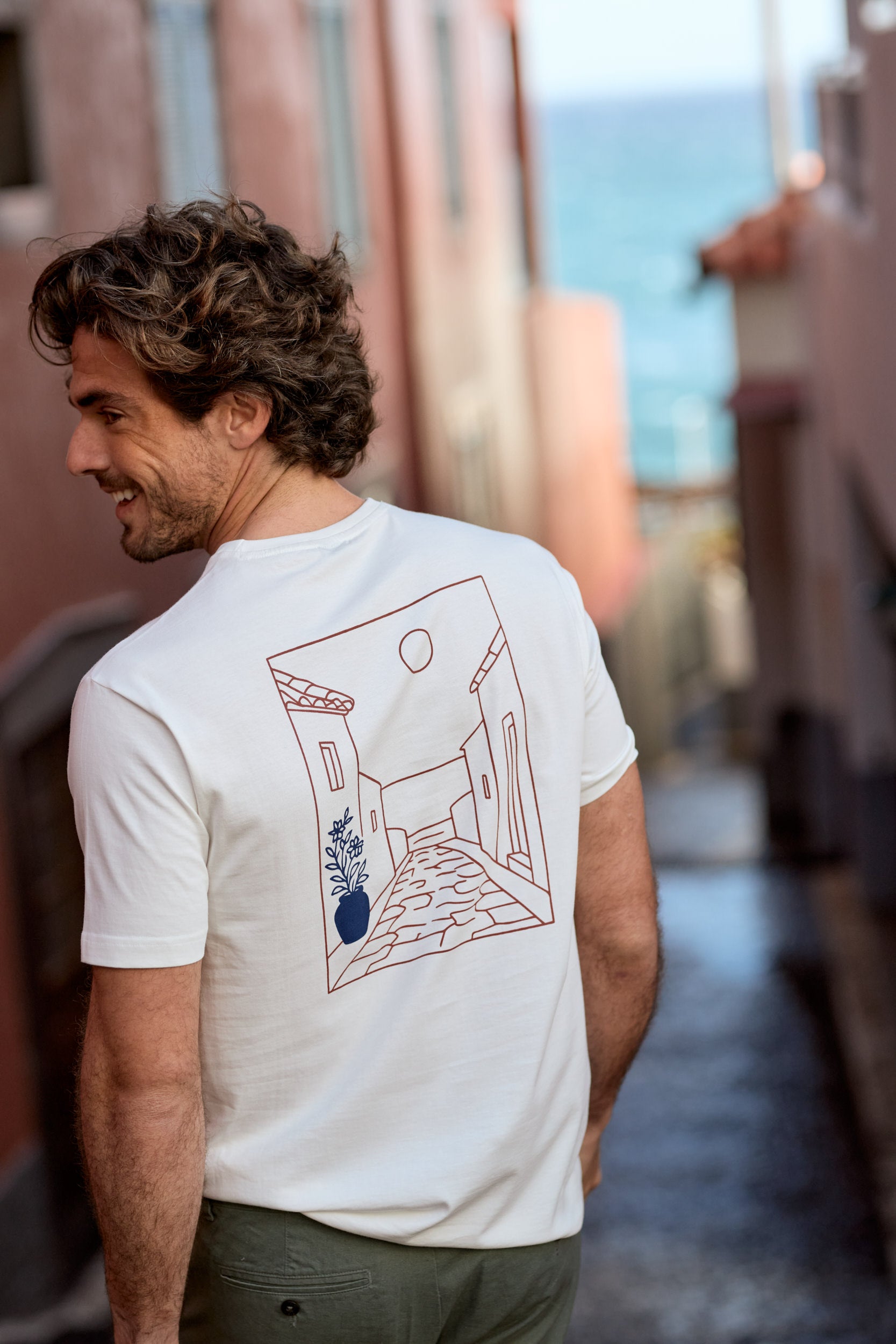 Mr. Blue Nova coleção SS26: Summer Stories. Moda masculina de primavera verão com estilo unico. Novidades da coelção, desde t-shirts, calças, calções, fatos de banho a camisas