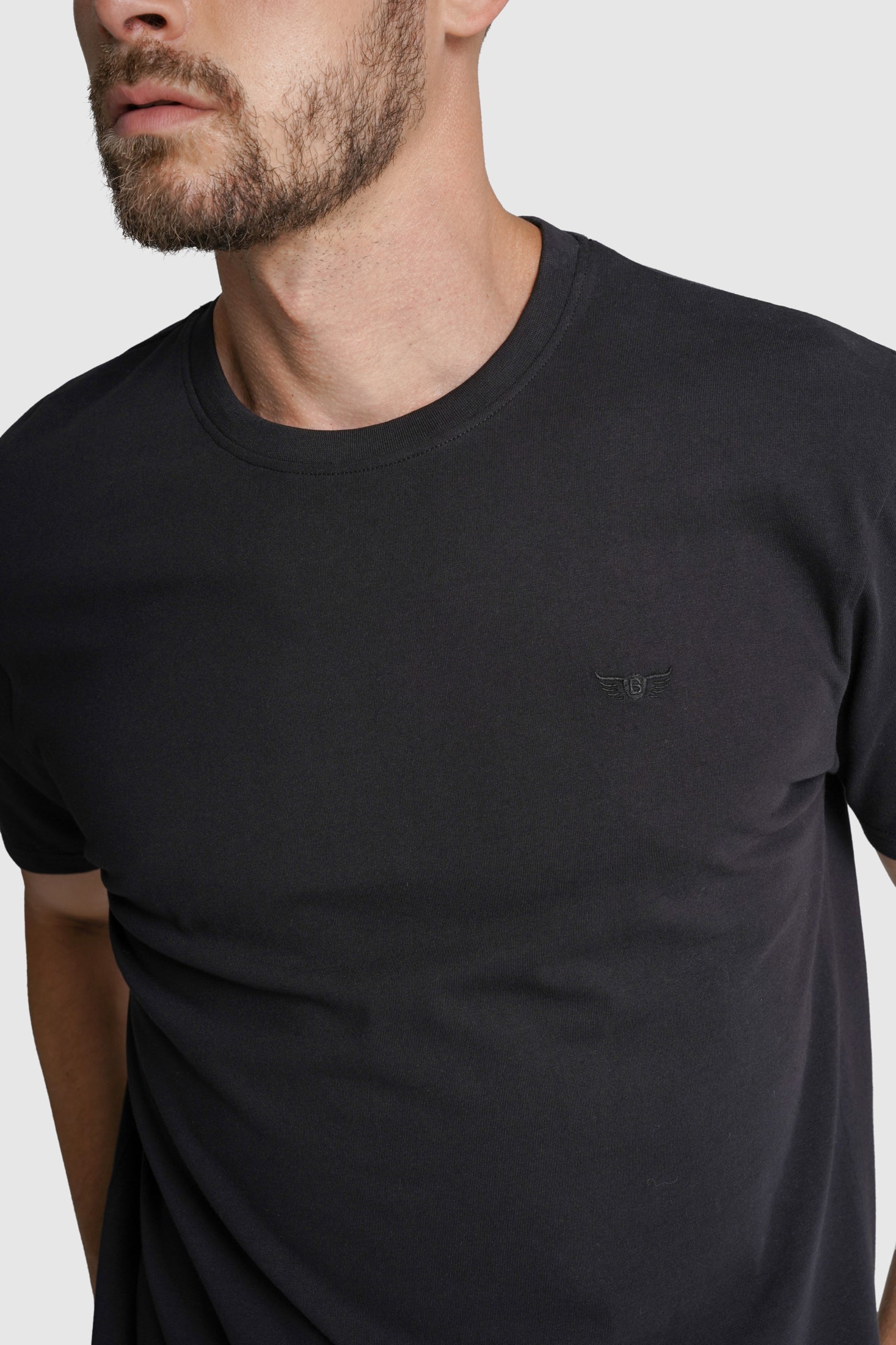 T-SHIRT ALGODÃO REGULAR FIT PRETA LISA MR. BLUE