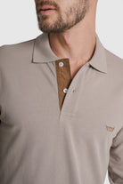 POLO MANGA COMPRIDA ALGODÃO REGULAR FIT CAMEL LISO MR. BLUE